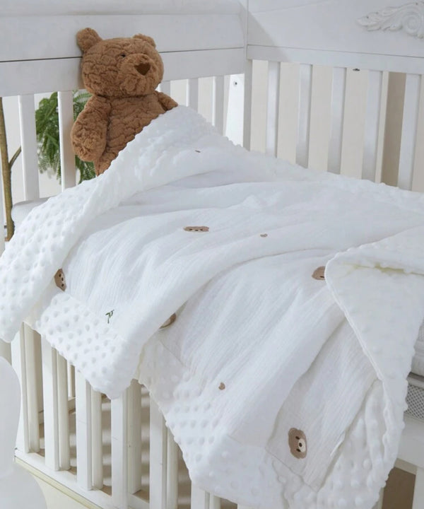 Bear white pumb quilt