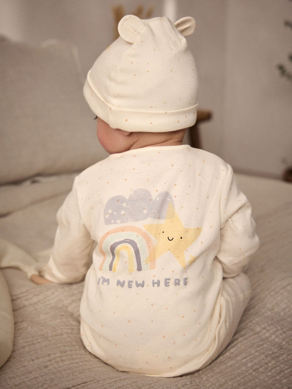White I'm New Here Baby 100% Cotton Sleepsuit and Hat Set (0-6mths)